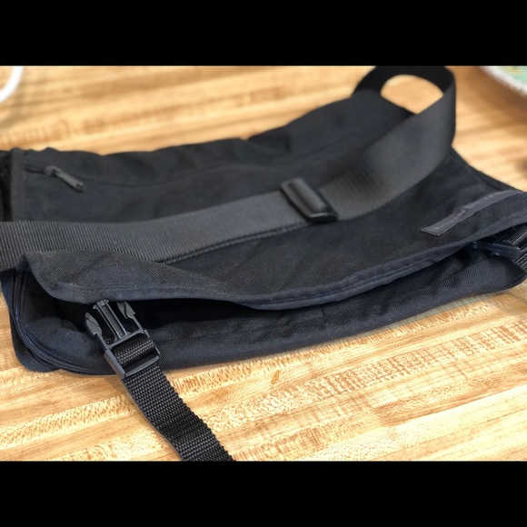 John Peters Unisex Messenger Bag, Black. - Picture 7 of 10